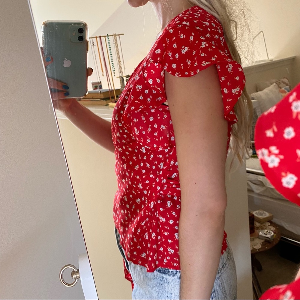 NWT Max studio red floral wrap top xs with ruffles - Picture 3 of 5